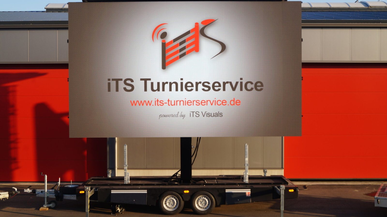 Mobile Videowall von iTS Turnierservice auf einem Anhänger mit dem iTS-Logo auf dem Bildschirm