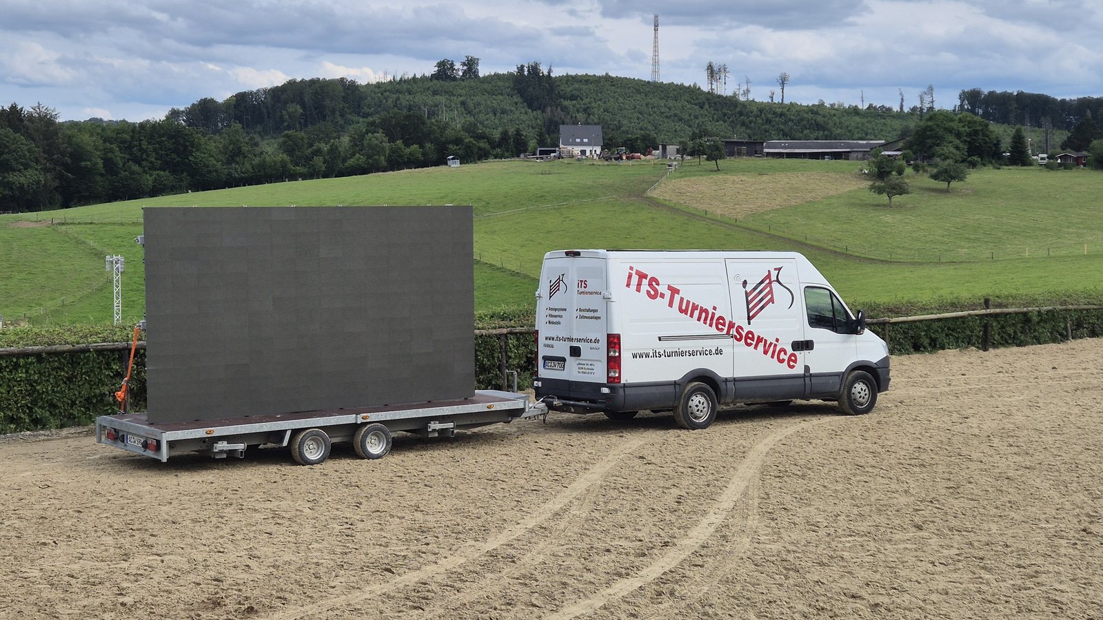 Videowall auf einem Anhänger mit iTS-Transporter auf einem Reitplatz